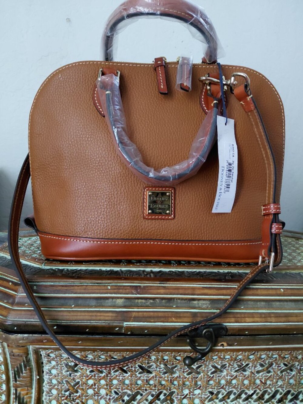 NEW, DOONEY & BOURKE SHOULDER BAG - Picture 2 of 7